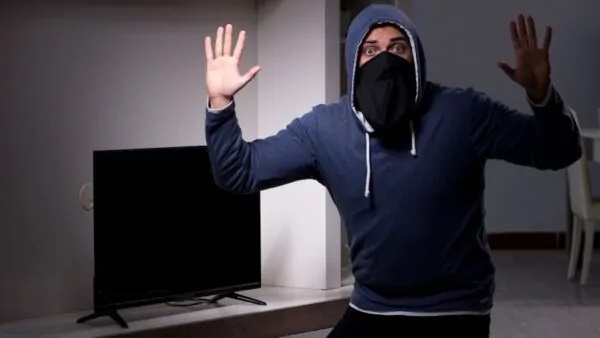 Svaligiava la casa di un architetto di Biella in via Friuli, arrestato in flagrante dalla Polizia