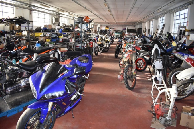 Meccanico biellese abusivo multato con oltre 5mila euro. Nell’officina 100 veicoli: 20 clienti nei guai