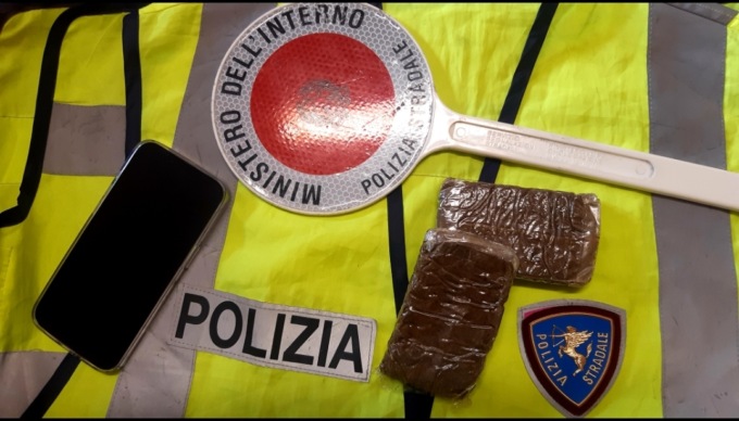Fermati dalla Polizia di Biella con mezzo chilogrammo di hashish e 7mila euro in contanti. Quattro in manette