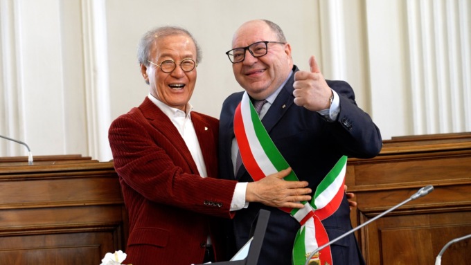Consegnato a Gene Yoon un attestato di riconoscimento