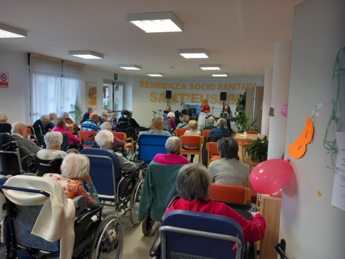 Una festa di Carnevale per gli anziani di una casa di riposo del biellese