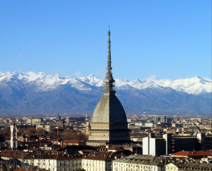 La Mole Antonelliana si illumina di viola
