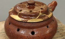 Riparato con l’oro l’antico scaldaletto dell’Ecomuseo della Terracotta