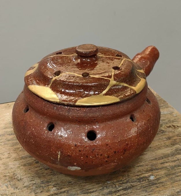 Riparato con l’oro l’antico scaldaletto dell’Ecomuseo della Terracotta