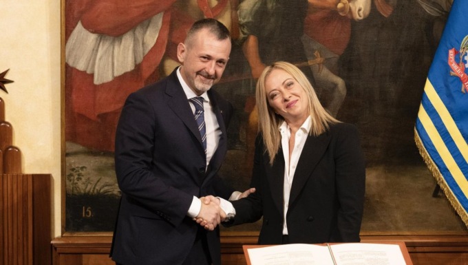 La premier Meloni difende Delmastro e Donzelli: “Non ci sono i presupposti per le loro dimissioni”