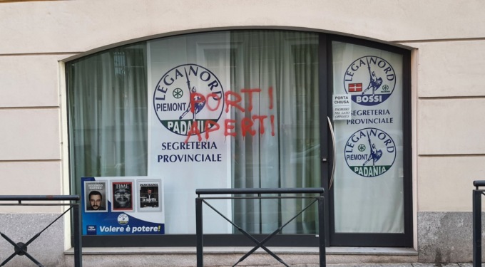 La sede della Lega di Biella imbrattata da un ignoto vandalo