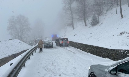 La neve manda in tilt il traffico verso Oropa per tre pullman bloccati