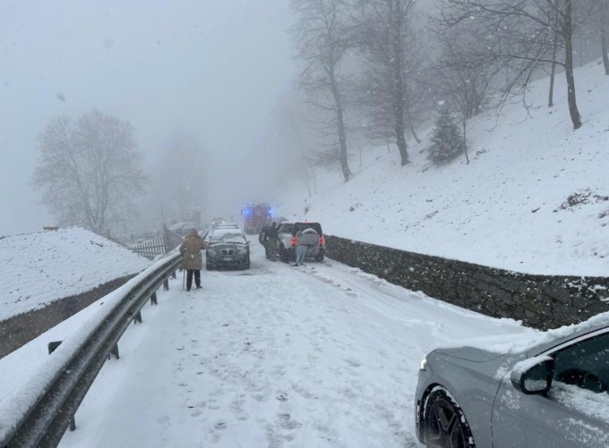 La neve manda in tilt il traffico verso Oropa per tre pullman bloccati
