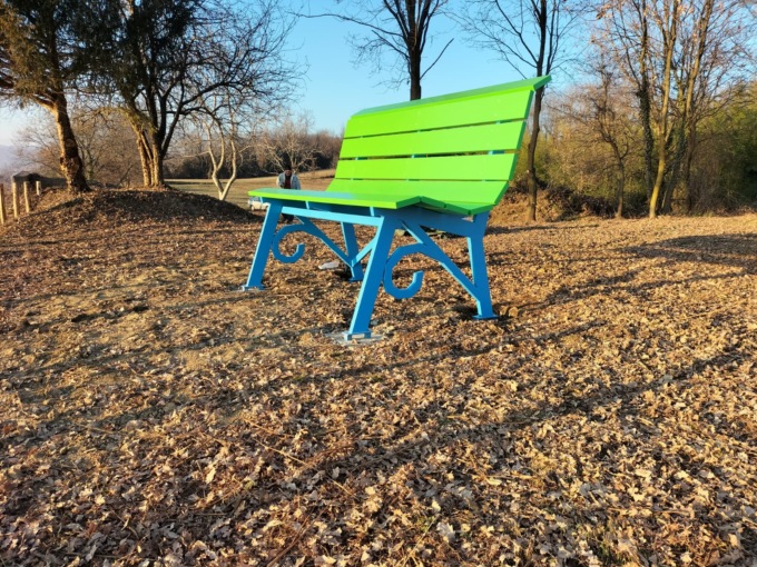 Una Big Bench sotto le mura del Ricetto
