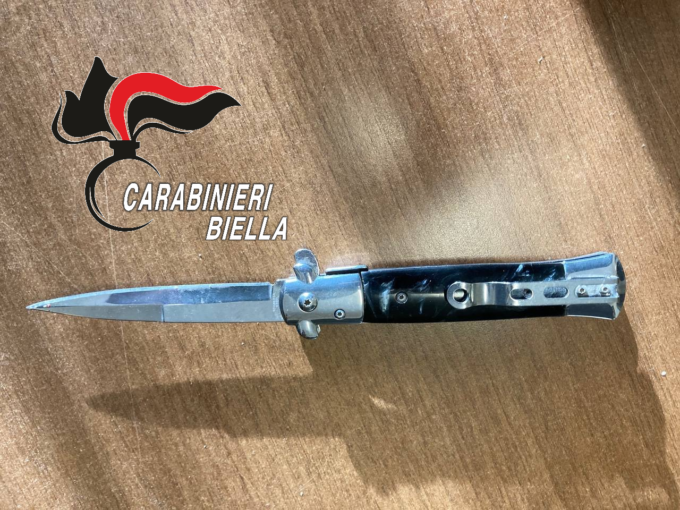 “Tocca a me giocare con quella slot machine” e minaccia l’altro con un coltello a scatto