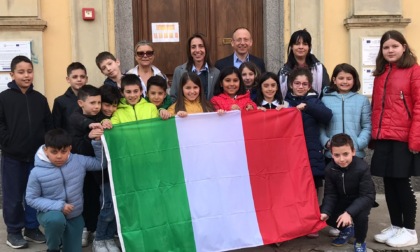 Consegnato un nuovo tricolore alla scuola primaria "De Amicis" di Biella