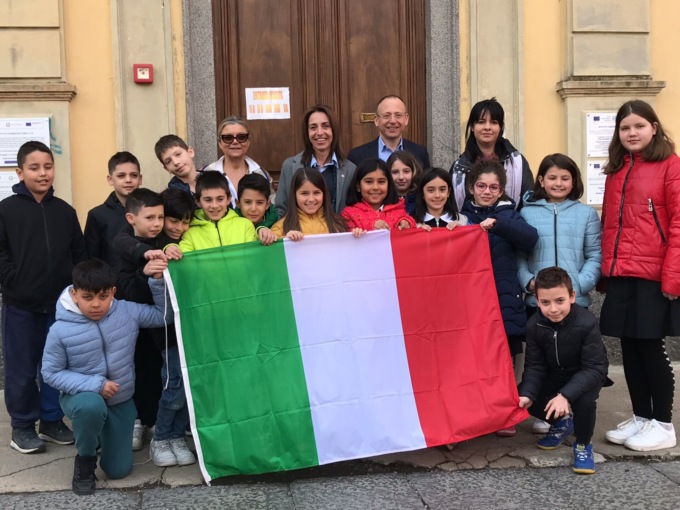 Consegnato un nuovo tricolore alla scuola primaria “De Amicis” di Biella