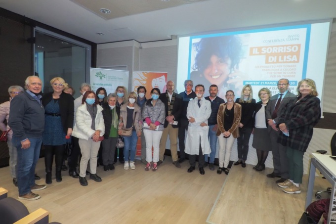 Presentato a Biella «Il sorriso di Lisa»: l’iniziativa che dona i capelli ai malati di cancro