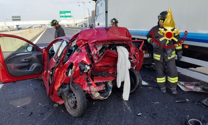 Schianto sulla A4, due morti e quattro feriti