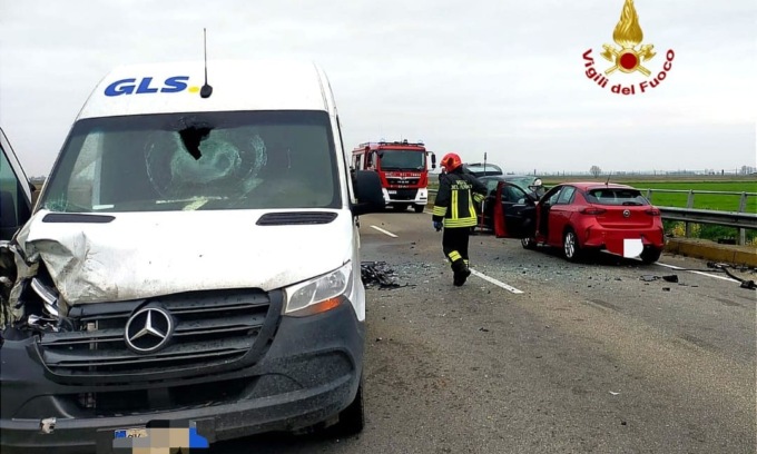 Due morti e quattro feriti in un incidente stradale nel Vercellese