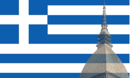 La bandiera greca illumina la Mole