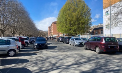 È successo di nuovo: le auto in doppia fila bloccano chi ha parcheggiato in Via Friuli