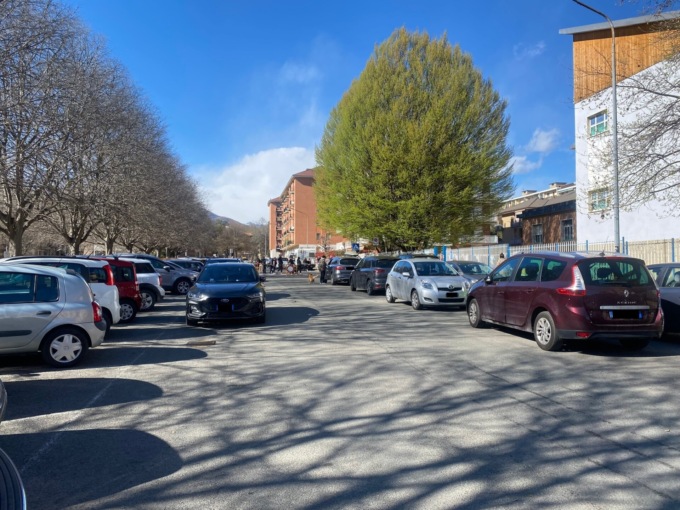 È successo di nuovo: le auto in doppia fila bloccano chi ha parcheggiato in Via Friuli
