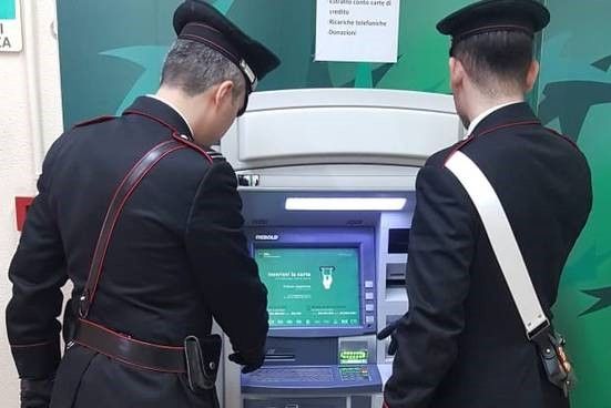 Badante infedele preleva mille euro con il bancomat dell’anziana di 86 anni