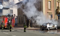 Si reca a presentare denuncia, gli si incendia l'auto davanti alla caserma dei Carabinieri