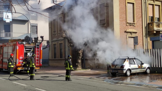 Si reca a presentare denuncia, gli si incendia l’auto davanti alla caserma dei Carabinieri