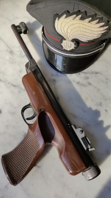 Trasporta una pistola e ne cambia il luogo di detenzione senza autorizzazione: denunciato