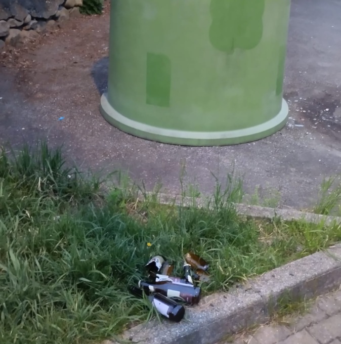 Bottiglie lasciate a terra… ma la campana del vetro è a due passi