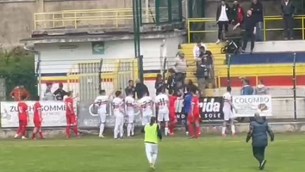 Il ‘malo’ sport: caos in tribuna, ultras rivali si prendono a cinghiate