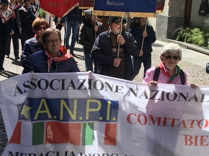 XXV Aprile: il corteo sta sfilando in via Italia, le foto