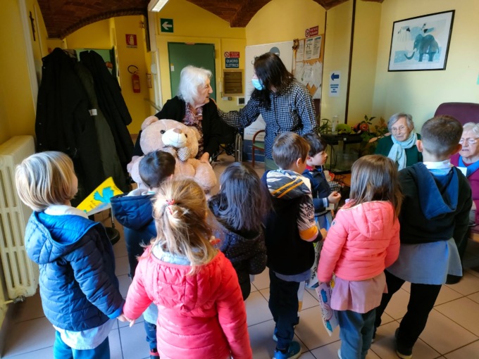 Sorrisi all’Rsa di Ronco: festa di primavera con i bambini della scuola dell’infanzia