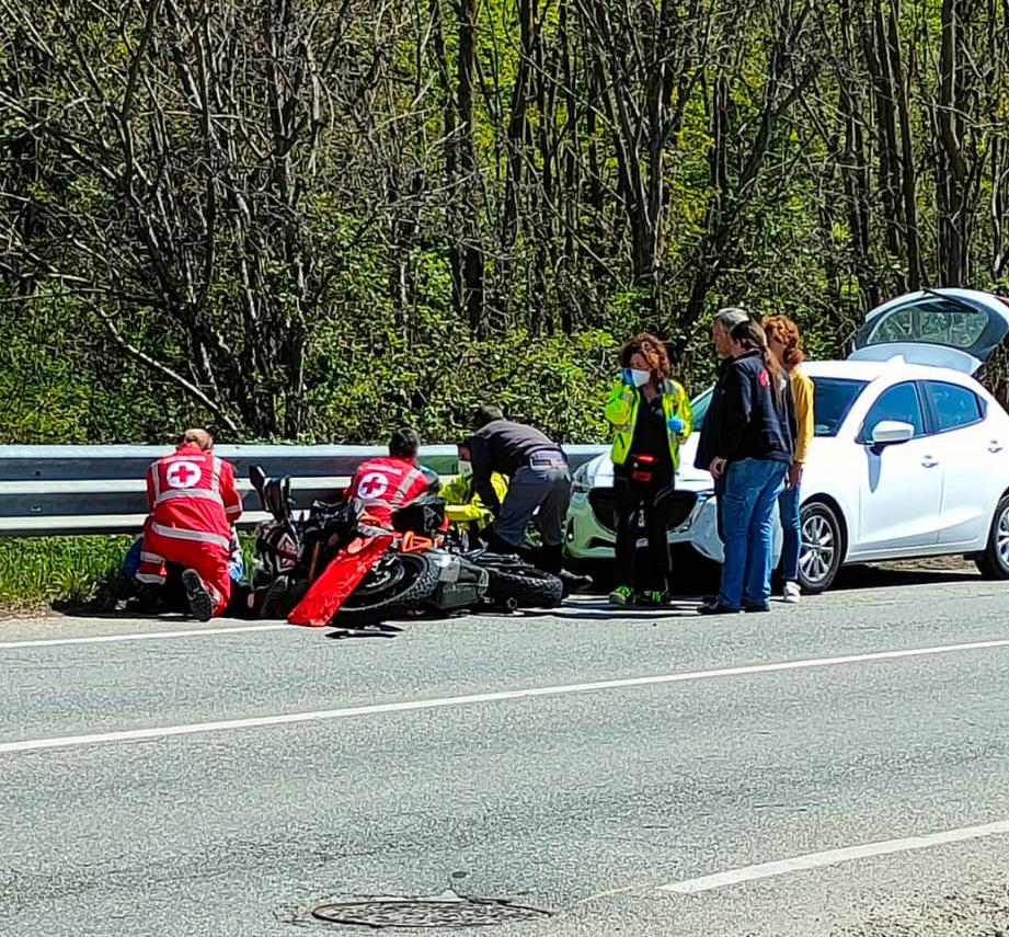 Moto tamponata da un'auto a Masserano sul posto la Croce Rossa Prima