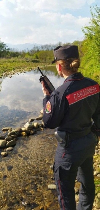 Preleva acqua da un ruscello per innaffiare l’orto: pesante sanzione dei Carabinieri forestali