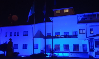 Nella giornata dell'autismo la caserma dei Carabinieri si illumina di blu per una notte