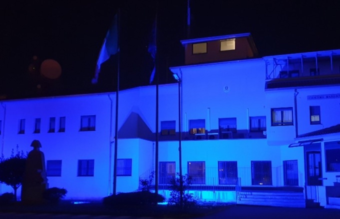Nella giornata dell’autismo la caserma dei Carabinieri si illumina di blu per una notte