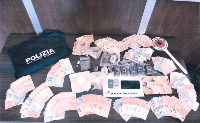 Trovato con un chilo di droga e 12mila euro in contanti frutto dell’attività di spaccio