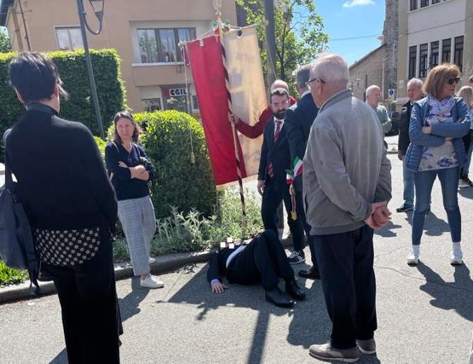 Vigile urbano si accascia a terra durante il 25 aprile a Cossato
