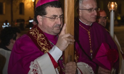 Verso la Veglia di Pasqua, il vescovo: "Mettiamoci oggi alla scuola della croce"