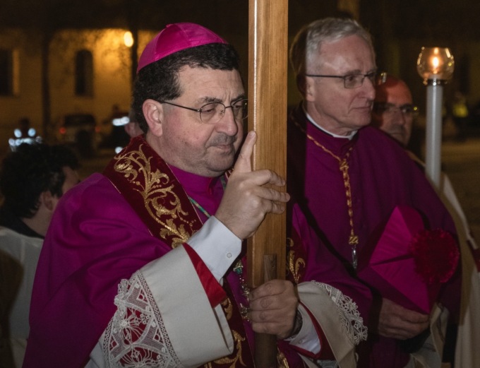 Verso la Veglia di Pasqua, il vescovo: “Mettiamoci oggi alla scuola della croce”