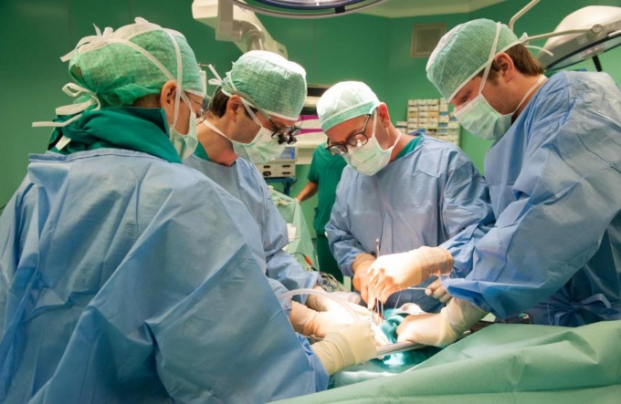 Dodici ore senza fegato, poi il miracolo arriva dalla Toscana e salva una donna di 38 anni