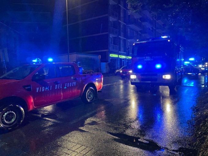 Grave incendio in una casa a Camburzano, un vigile del fuoco ferito