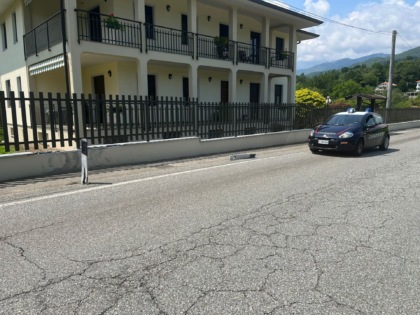 Si schianta contro un muro e fugge: i carabinieri lo ritrovano a casa ubriaco