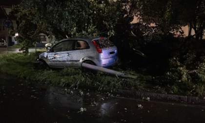 Incidente sulla Trossi: finisce con la propria auto in mezzo allo spartitraffico