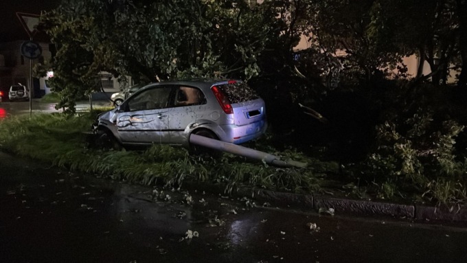 Incidente sulla Trossi: finisce con la propria auto in mezzo allo spartitraffico