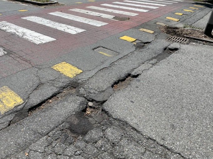 Sempre più buche nelle strade