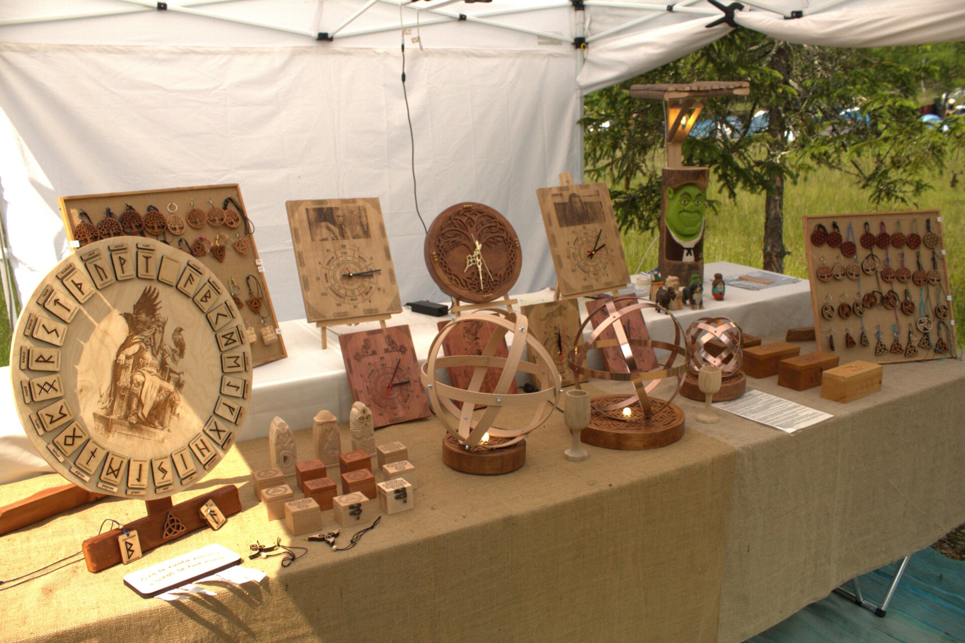 Beltane bancarella di sculture lignee