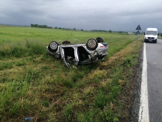 Si ribalta con l’auto, la lascia in un campo e se ne va. Ecco perché