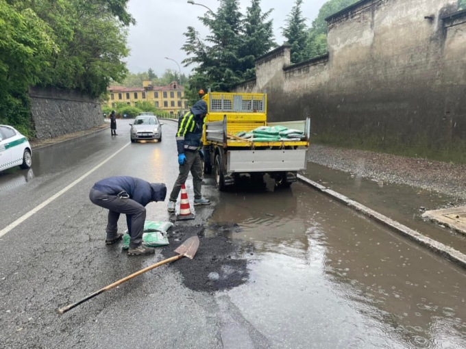 Biella, buche per le piogge: addetti al lavoro sulle strade