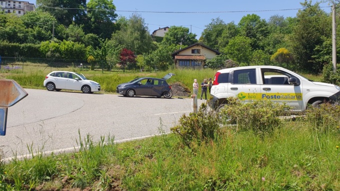 Carambola di auto. Tra i mezzi coinvolti anche una Fiat Panda di Poste Italiane