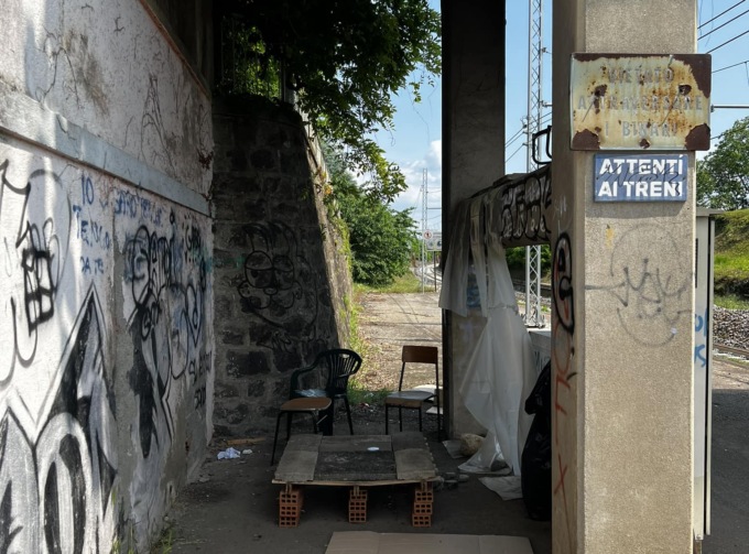 “La nostra stazione un bivacco per extracomunitari”: la denuncia di un cittadino biellese