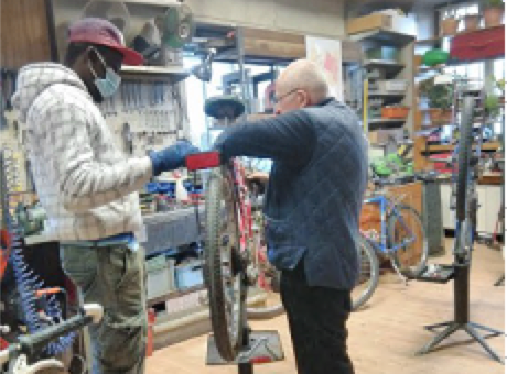 In arrivo altri migranti, le bici non bastano